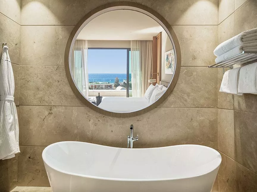 В каждой ванной комнате – круглое окно-иллюминатор