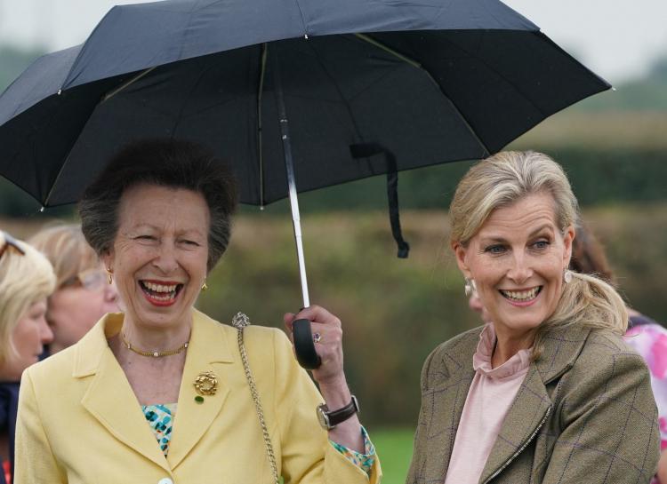 Свекровь и невестка: принцесса Анна и графиня Софи посетили ферму в Камбрии