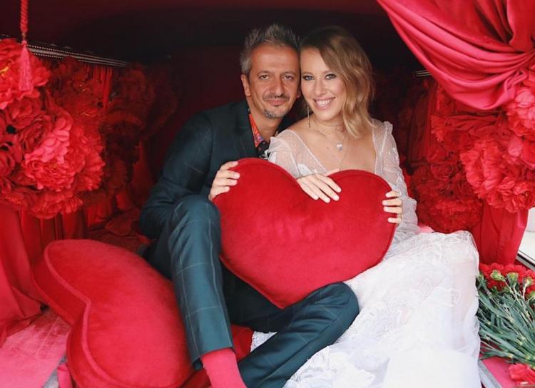 Ксения Собчак и Константин Богомолов опубликовали ранее неизвестные фото со свадьбы в ее годовщину