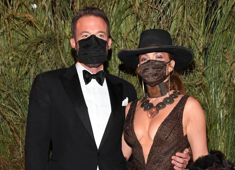 Дженнифер Лопес в образе ковбойши и Бен Аффлек на дорожке Met Gala 2021