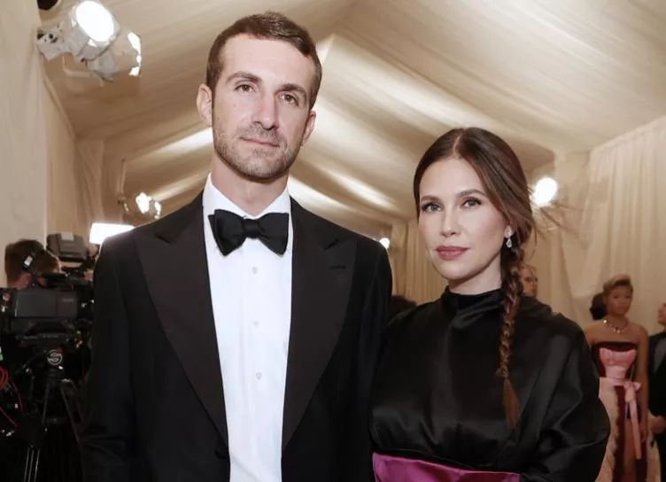 Met Gala 2021: Дарья Жукова впервые вышла в свет после рождения третьего ребенка