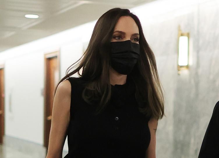 На фоне обвинений в адрес Брэда Питта: Анджелина Джоли призвала в Белом доме продлить закон о насилии