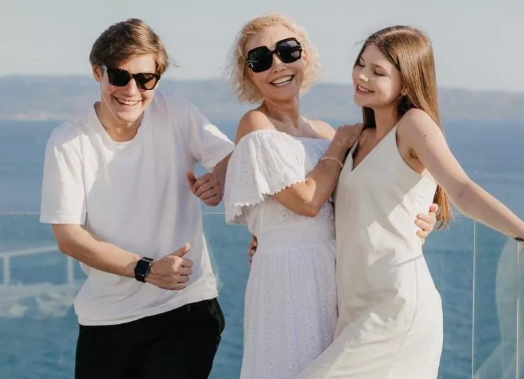 Мария Табакова завела Instagram и поделилась фото с мамой Мариной Зудиной и братом Павлом Табаковым