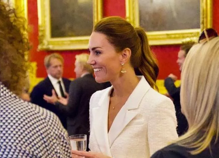 Белая герцогиня: Кейт Миддлтон на приеме в Букингемском дворце 
