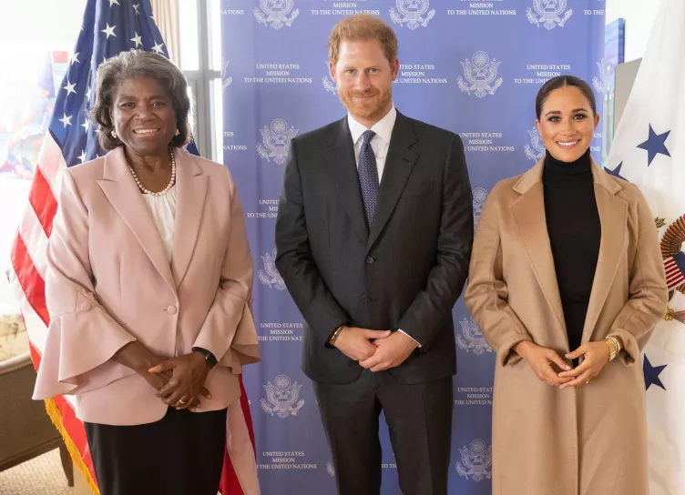 Не по погоде: Меган Маркл в шерстяном пальто и принц Гарри на встрече с послом ООН в Нью-Йорке