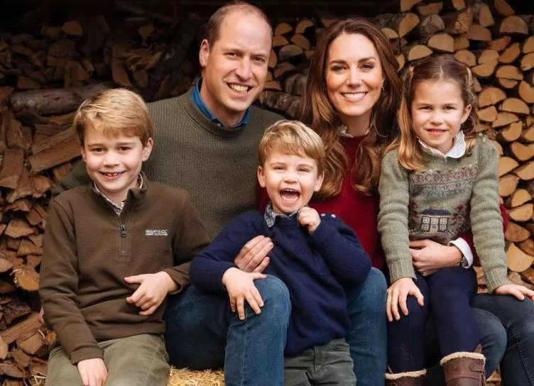 Не по-королевски: Кейт Миддлтон и принц Уильям с детьми пообедали в пабе в Норфолке