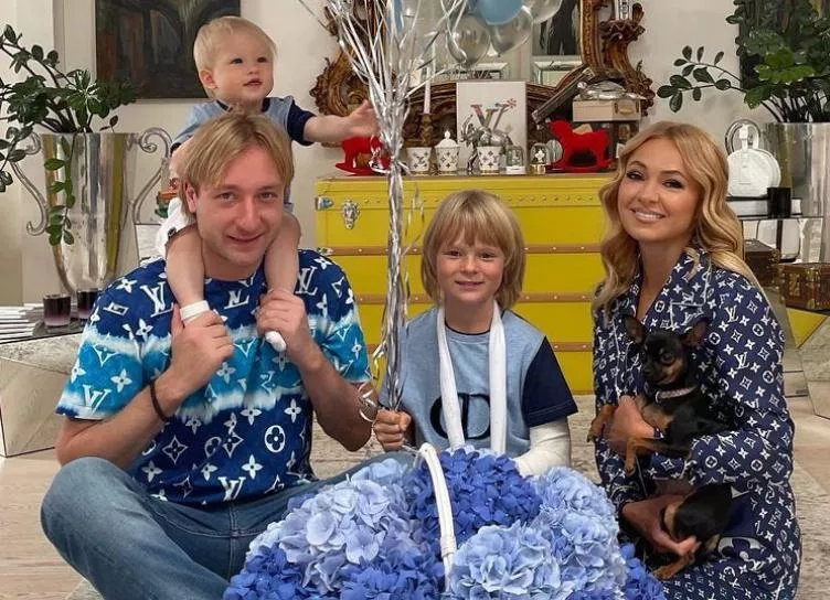 Яна Рудковская и Евгений Плющенко отметили первый день рождения младшего сына