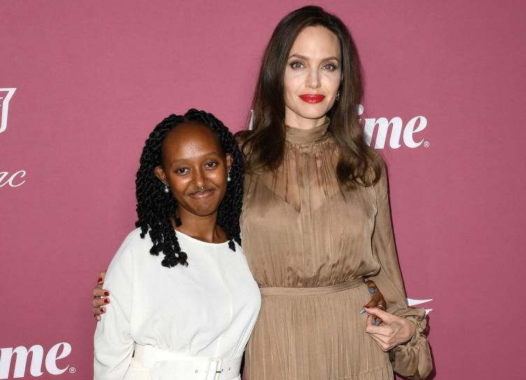 Анджелина Джоли с дочерью Захарой на благотворительной премии в Лос-Анджелесе 