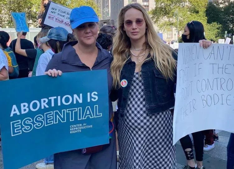Беременная Дженнифер Лоуренс вышла на митинг в поддержку абортов