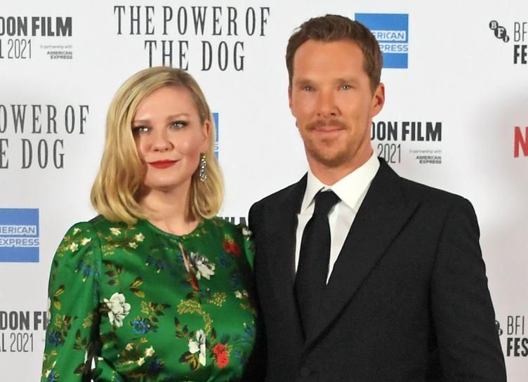 Кирстен Данст и Бенедикт Камбербэтч с женой на премьере фильма "Власть пса" в Лондоне