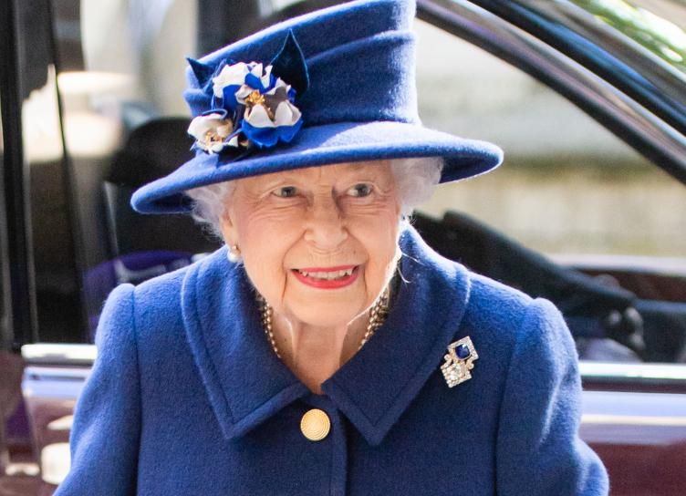 Королева Елизавета II впервые за 17 лет появилась на публике с тростью