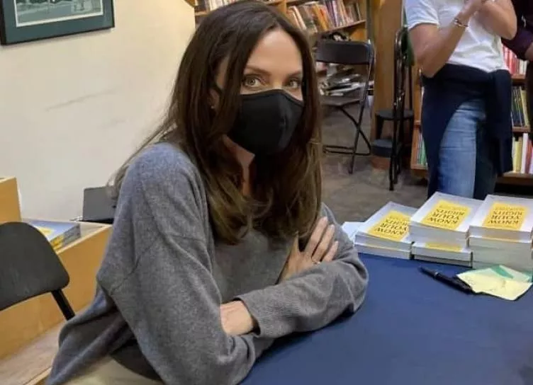 После ужина с бывшим мужем: Анджелина Джоли раздала автографы фанатам в книжном магазине 
