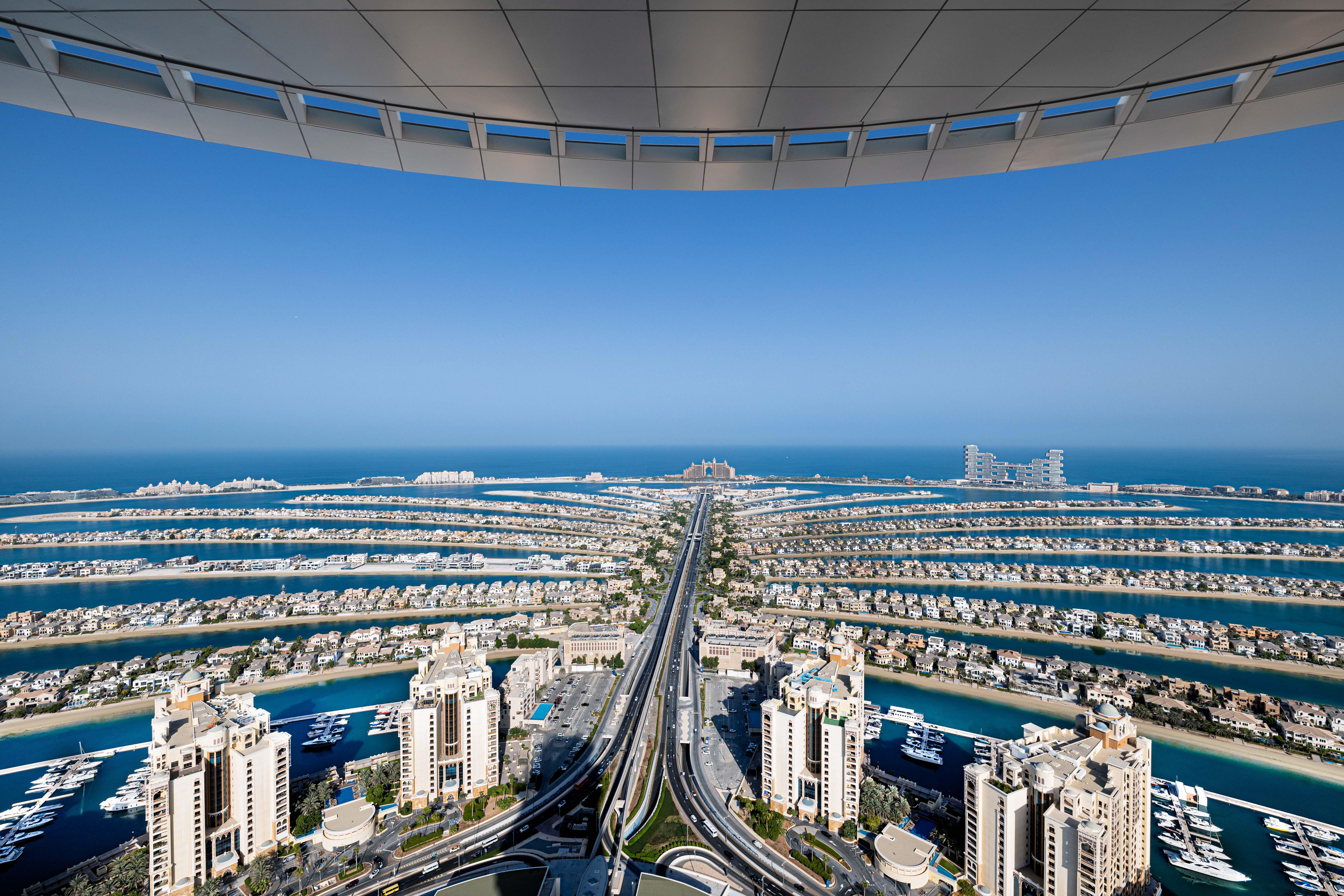 Дубай сегодня 19 апреля. Aura Skypool Дубай. Панорамный бассейн Дубай Aura Skypool. The Palm Tower Дубай. Бассейн Aura Skypool в Дубае.