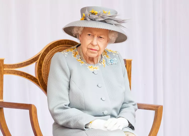 Королева Елизавета II отменила визит в Северную Ирландию и провела ночь в больнице