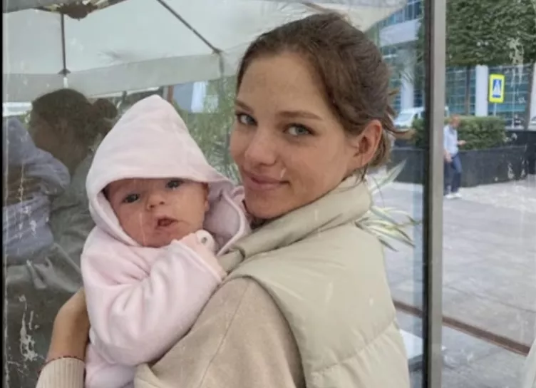 Алеся Кафельникова впервые показала дочь и рассказала о родах: "Орала и просила вколоть эпидуралку"