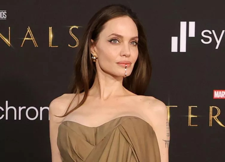 Анджелина Джоли о материнстве: "Мне кажется, я делаю что-то неправильно"