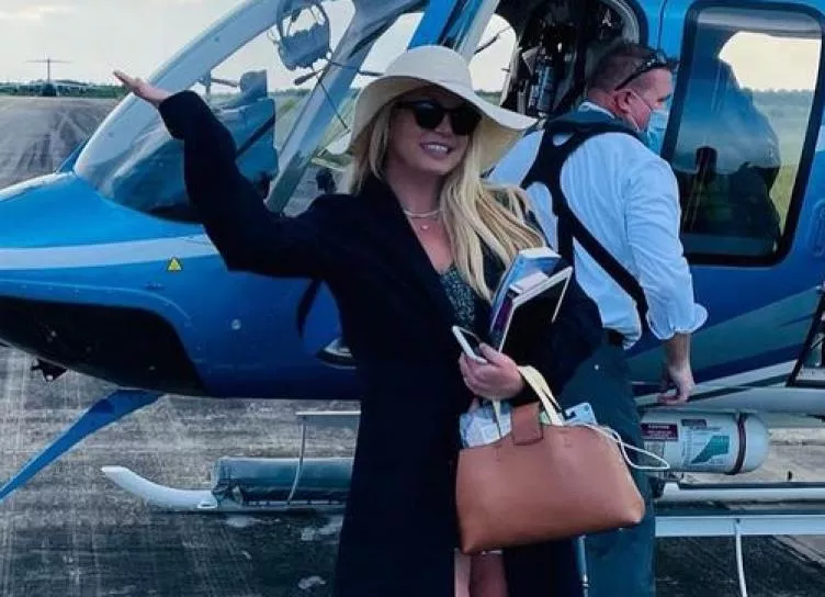 С улыбкой на лице и планшетом в руках: Бритни Спирс улетела в отпуск на частном вертолете