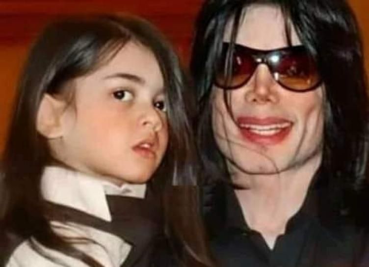 Младший сын Майкла Джексона впервые за долгое время появился на публике и рассказал об отце