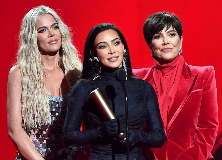 People's Choice Awards 2021: Ким Кардашьян с мамой и сестрой, Кристина Агилера с женихом, Скарлетт Йоханссон и другие гости премии