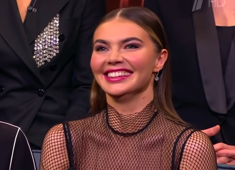 Редкий выход: Алина Кабаева появилась на шоу Ивана Урганта в платье за 200 тысяч рублей