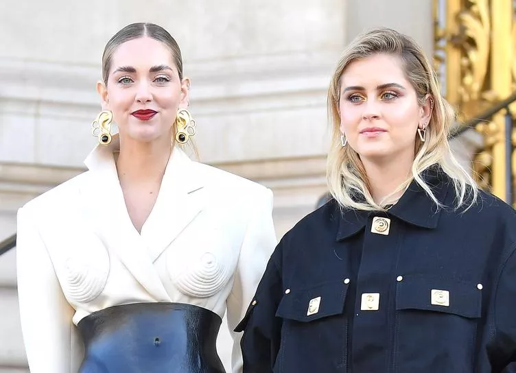 Кьяра Ферраньи с сестрой, Канье Уэст и Джулия Фокс на показе Schiaparelli в Париже