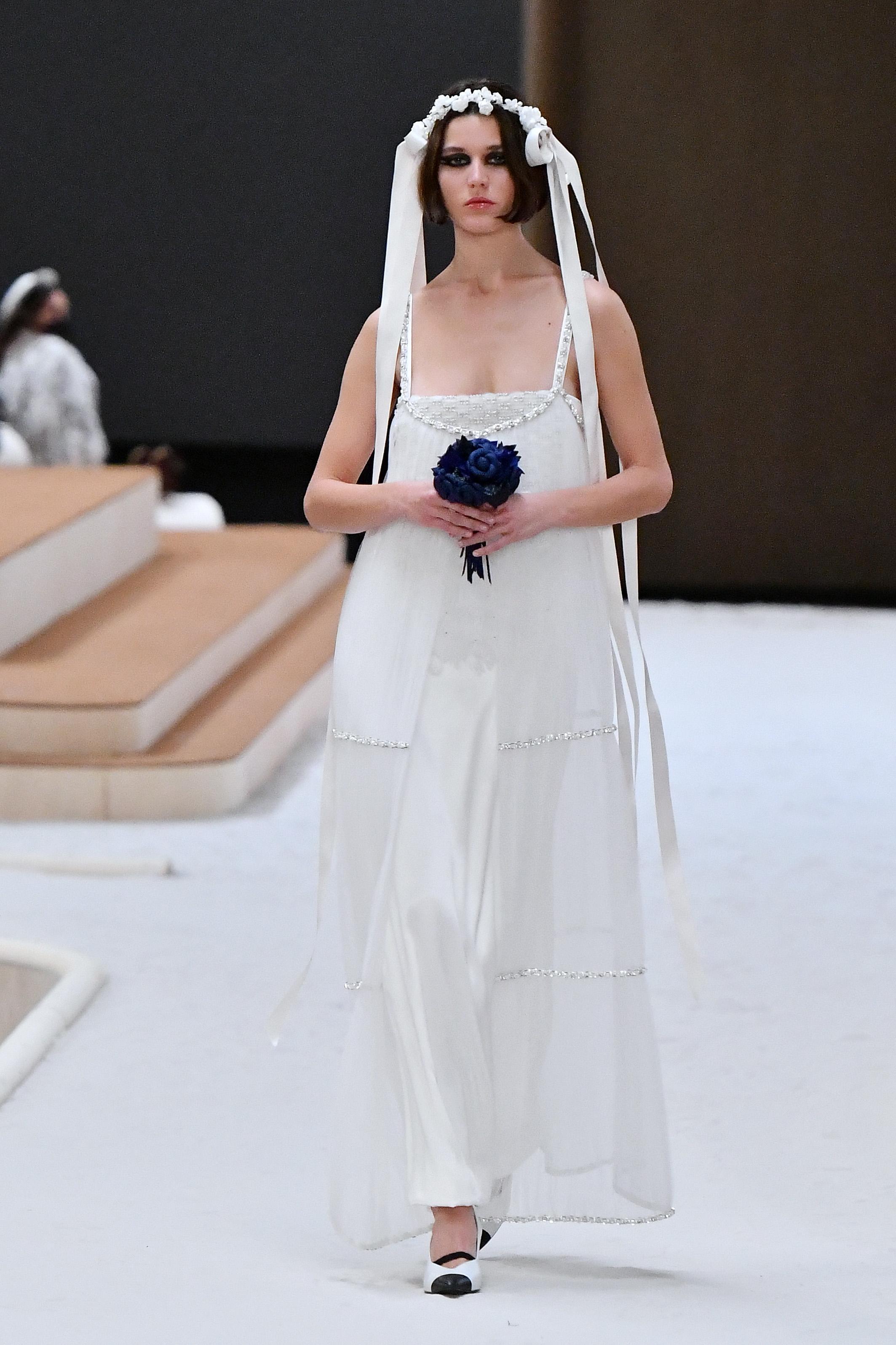 Chanel привлек внимание к показу не столько звездными гостями, сколько нестандартным перформансом на подиуме