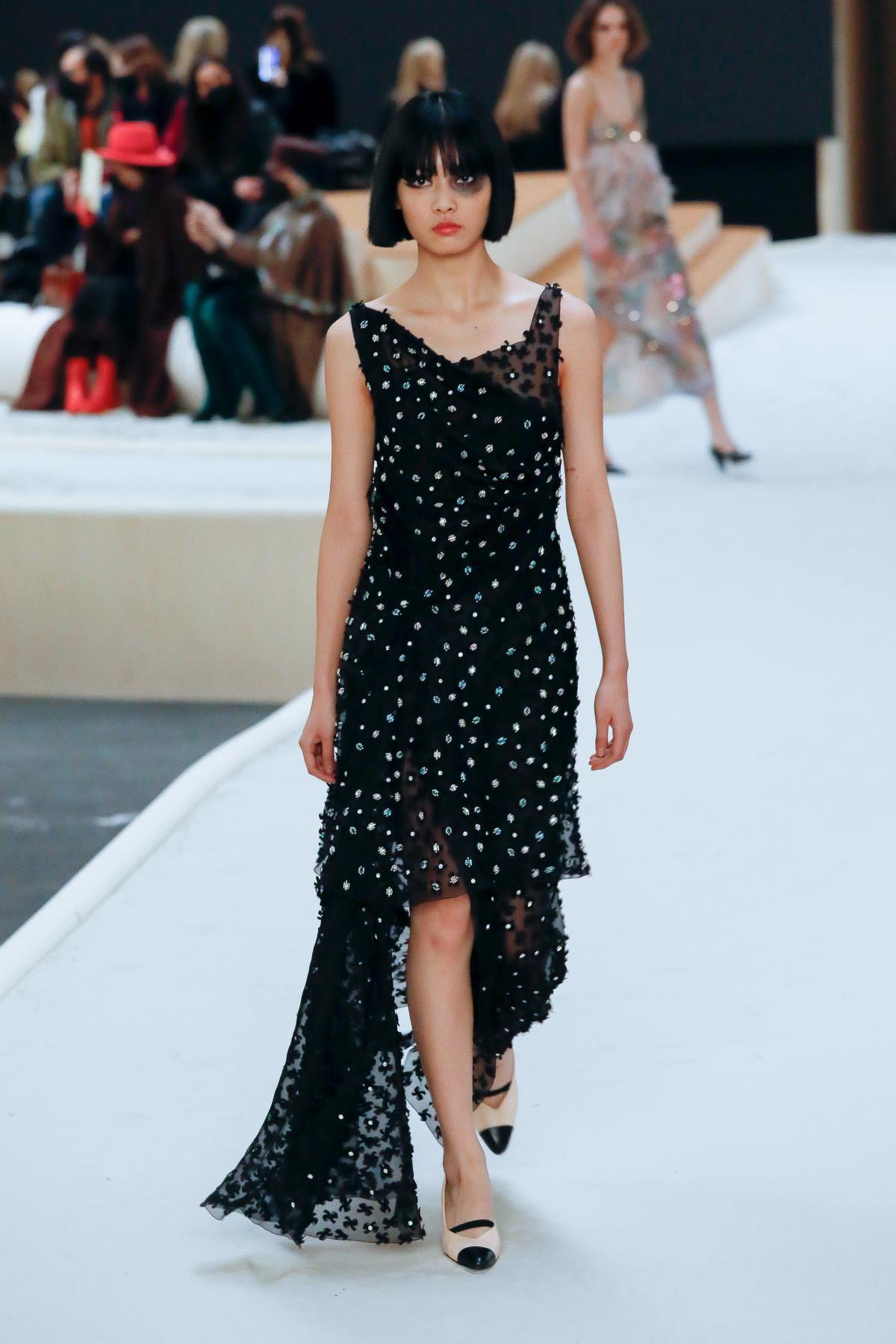 Chanel привлек внимание к показу не столько звездными гостями, сколько нестандартным перформансом на подиуме