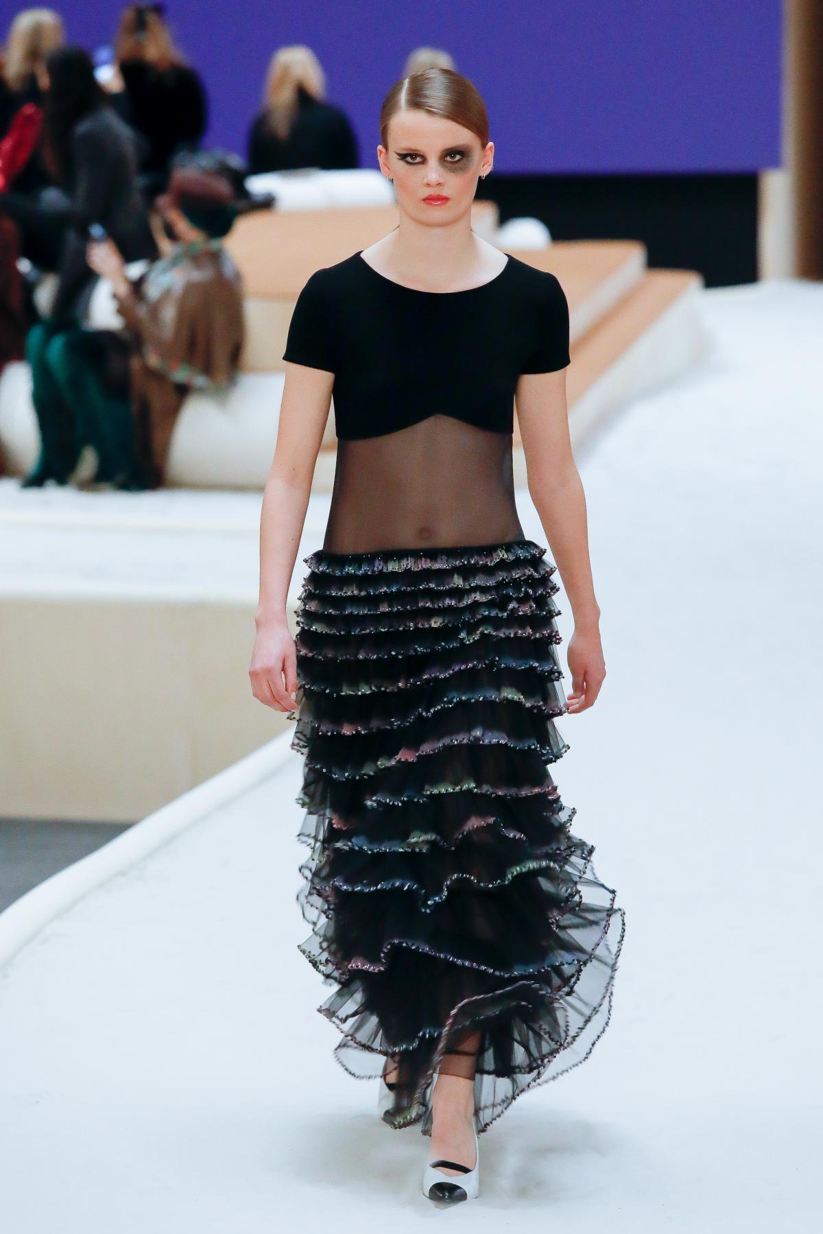 Chanel привлек внимание к показу не столько звездными гостями, сколько нестандартным перформансом на подиуме