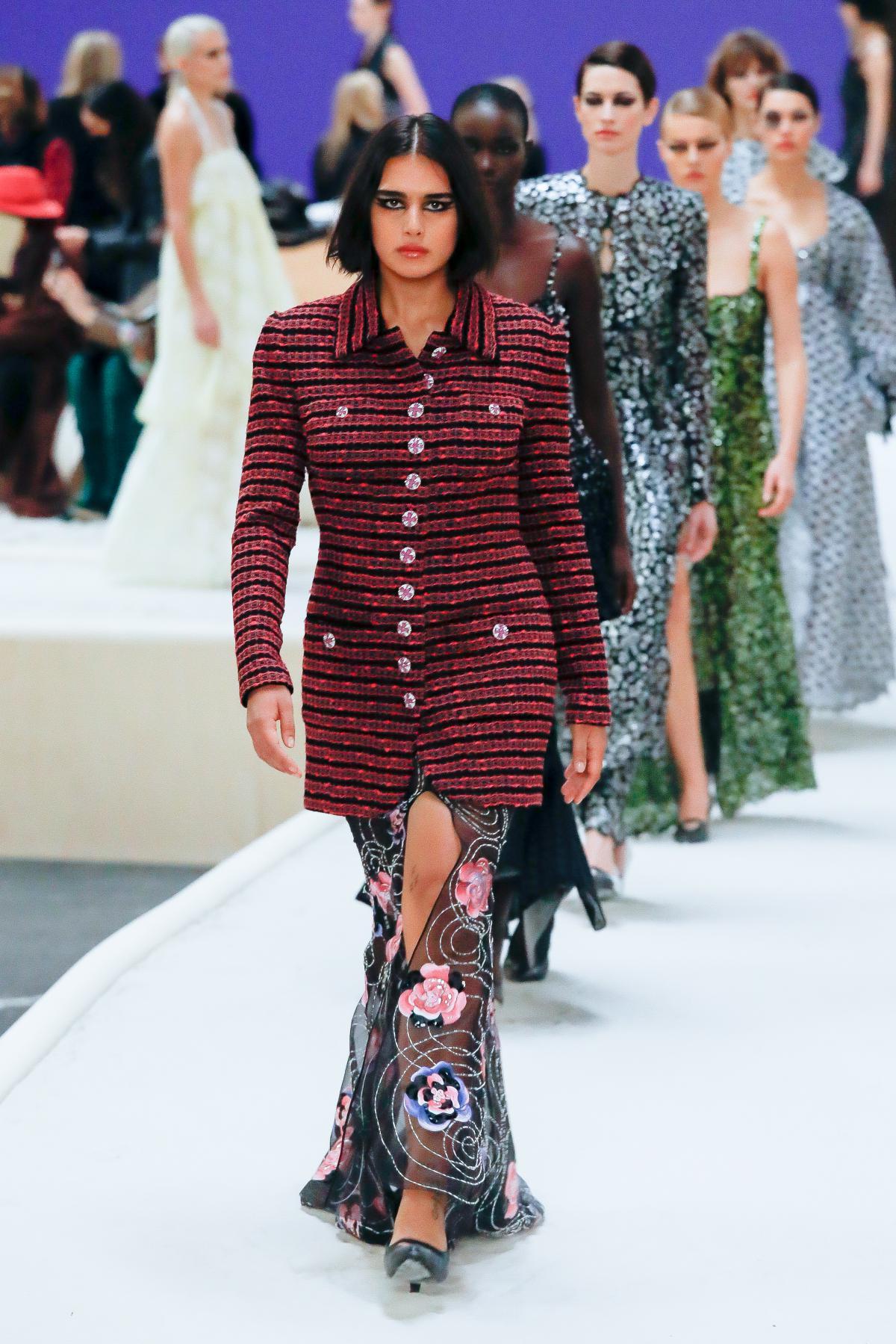 Chanel привлек внимание к показу не столько звездными гостями, сколько нестандартным перформансом на подиуме