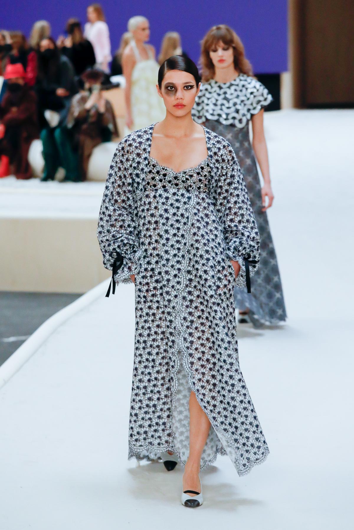 Chanel привлек внимание к показу не столько звездными гостями, сколько нестандартным перформансом на подиуме