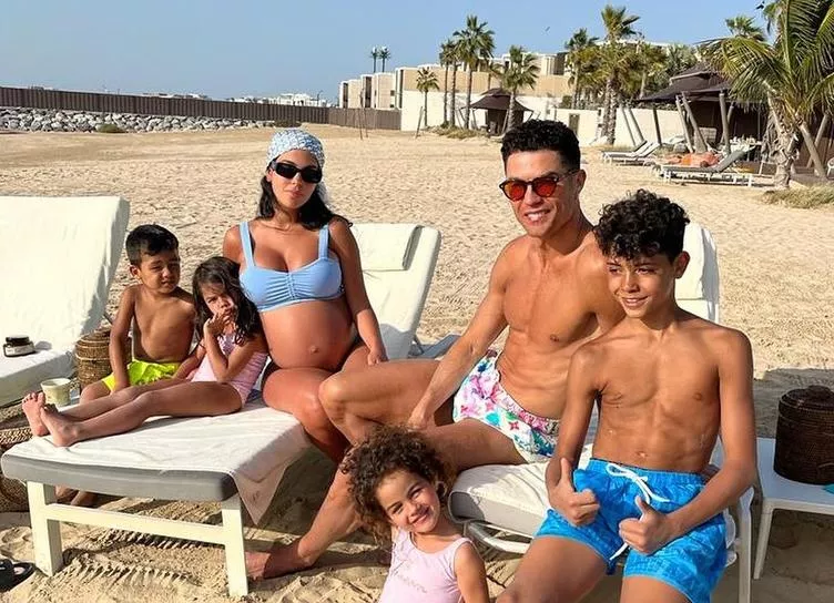 В ожидании: Криштиану Роналду с беременной Джорджиной Родригес и детьми на пляжной фотосессии в Дубае
