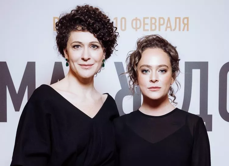 Ксения Раппопорт, Аглая Тарасова и Юра Борисов с женой на премьере фильма "Мама, я дома"