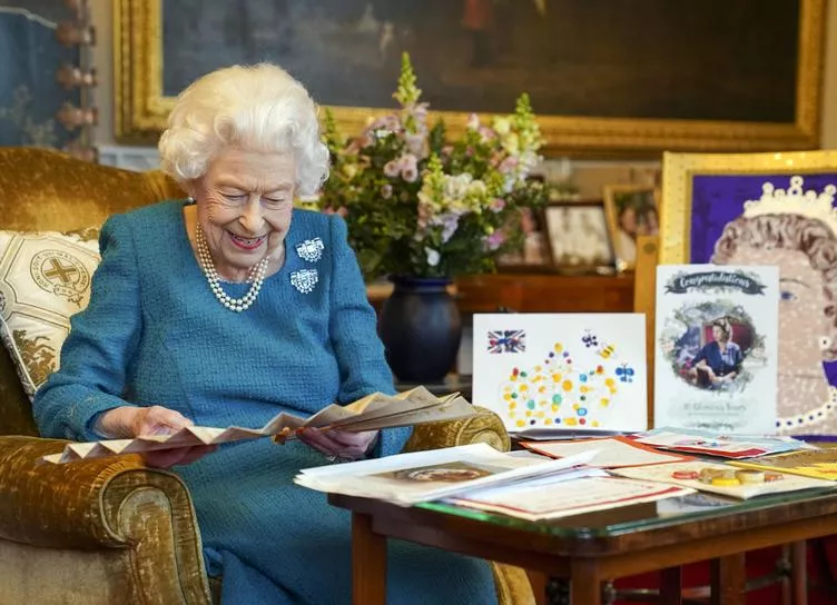 Елизавета II отмечает 70 лет на престоле: поздравления со всех концов света, чаепитие в Норфолке и тайные знаки в Дубовой комнате Виндзорского замка