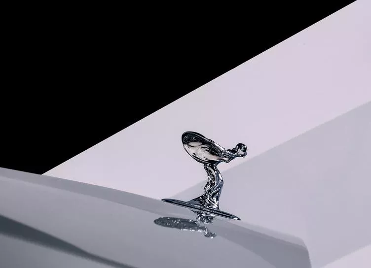 «Летящая леди» на капоте Rolls-Royce сменила позу