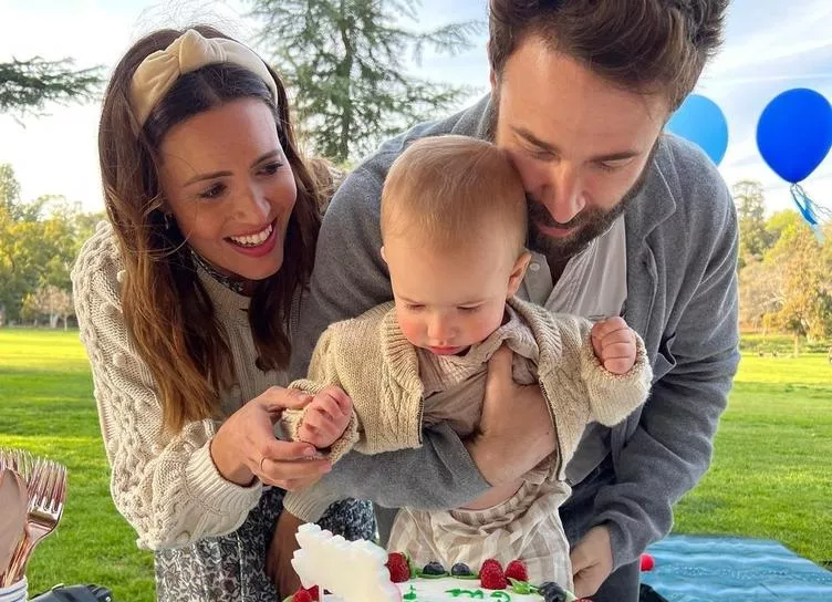 Звезда "Спеши любить" Мэнди Мур отметила первый день рождения сына