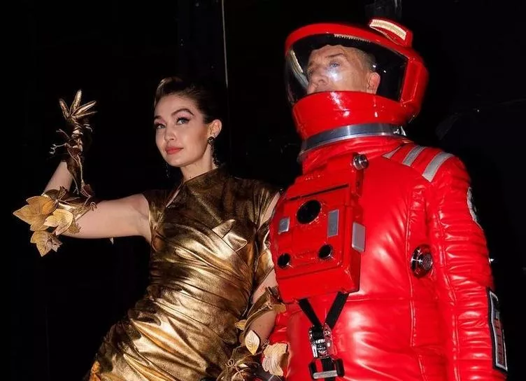 Платье-арфа, рукава-часы и космонавты: как прошел показ Moschino на Неделе моды