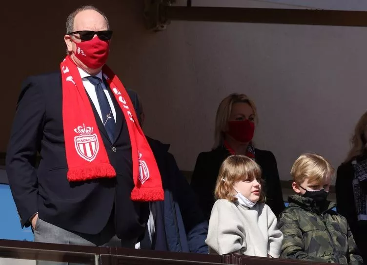 Князь Монако Альбер II вместе с детьми посетил футбольный матч
