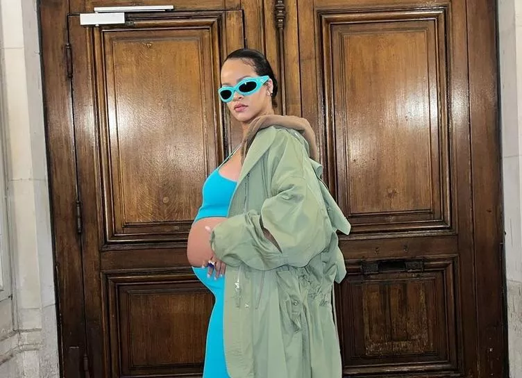 Тепло-холодно: беременная Рианна представила два новых образа на Неделе моды в Париже