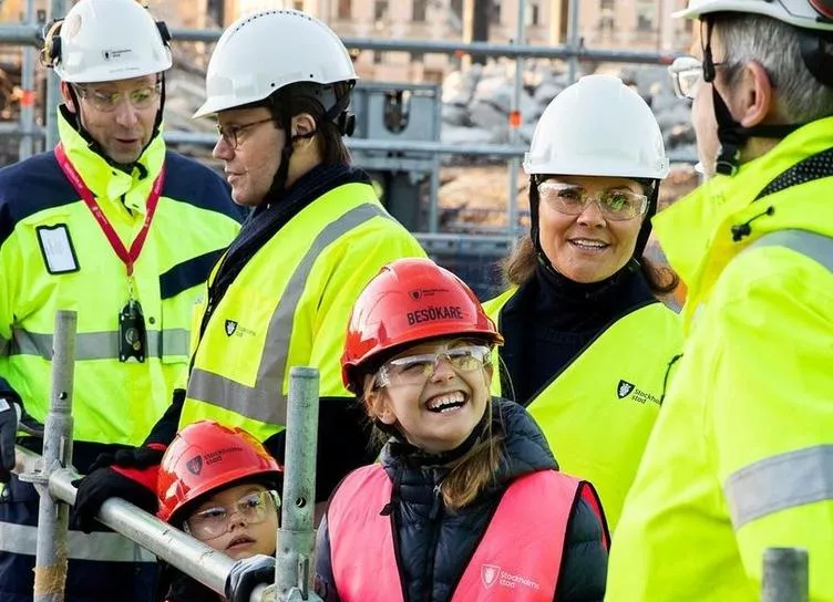 Кронпринцесса Швеции Виктория с мужем и детьми посетила строительство шлюза, названного в ее честь