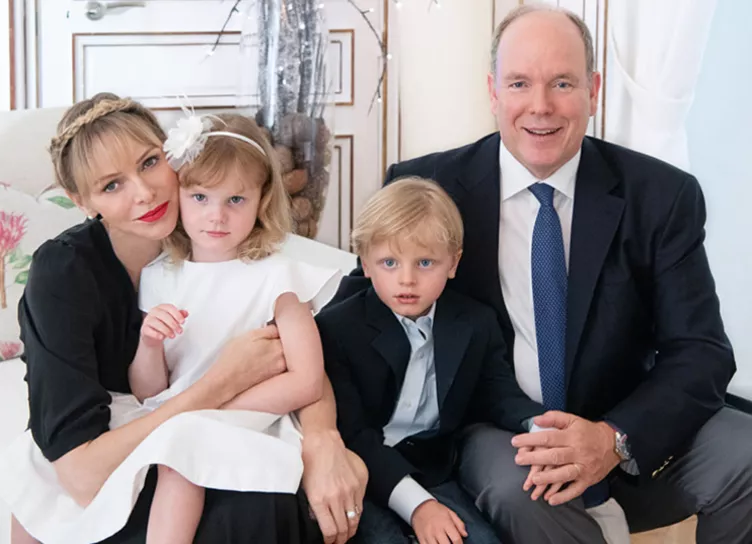 Княгиня Монако Шарлен воссоединилась с семьей после нескольких месяцев лечения в Швейцарии