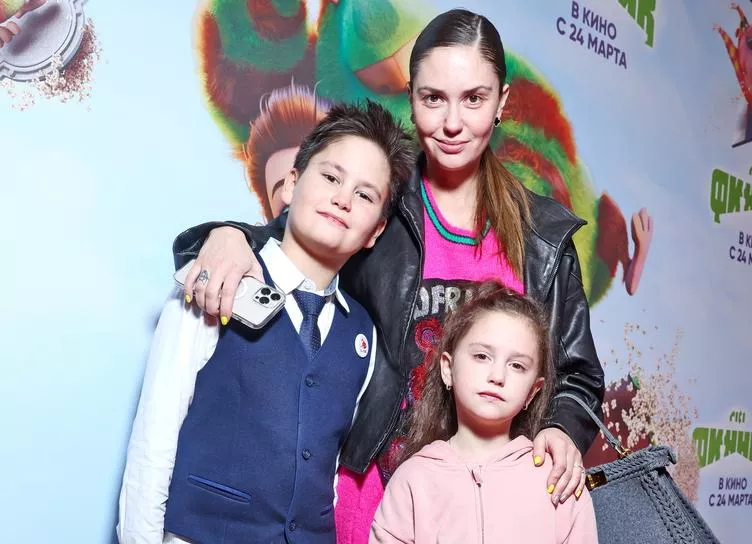Агата Муцениеце с детьми, Анна Хилькевич с дочерью и Ида Галич на премьере мультфильма в Москве