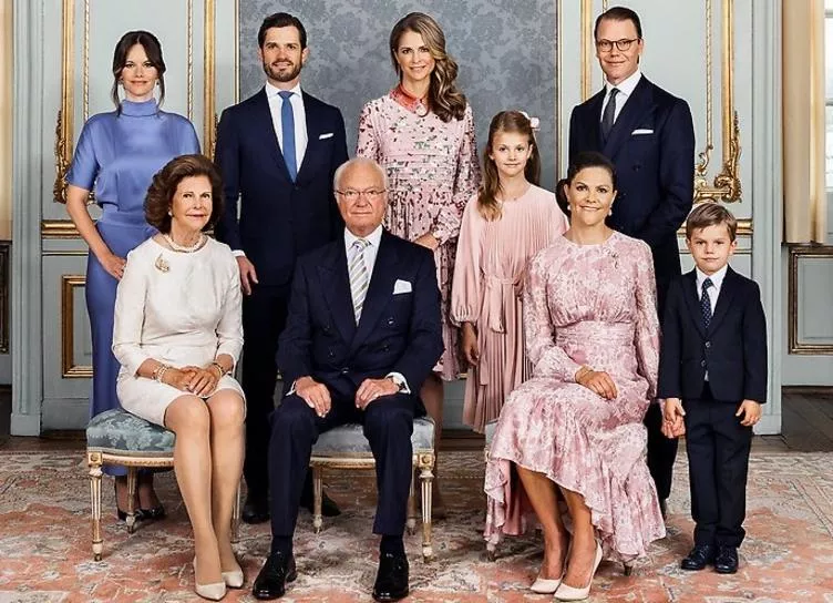 Наследники и украшения с историей: представлены новые официальные портреты короля Швеции и его семьи