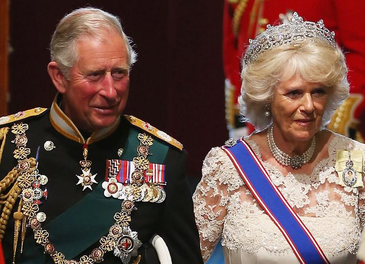 Королева перекладывает все больше своих обязанностей на принца Чарльза