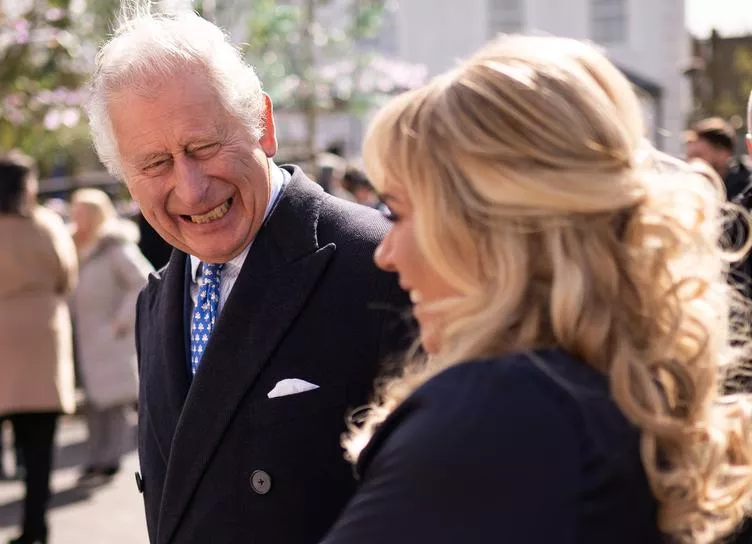 Принц Чарльз отдал свое пальто актрисе сериала "Жители Ист-Энда"