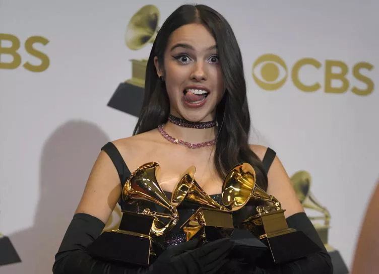 Лауреат премии "Грэмми" Оливия Родриго разбила одну из своих трех наград