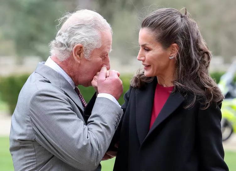 Теплый прием: королева Испании Летиция встретилась с принцем Чарльзом в Оклендском замке