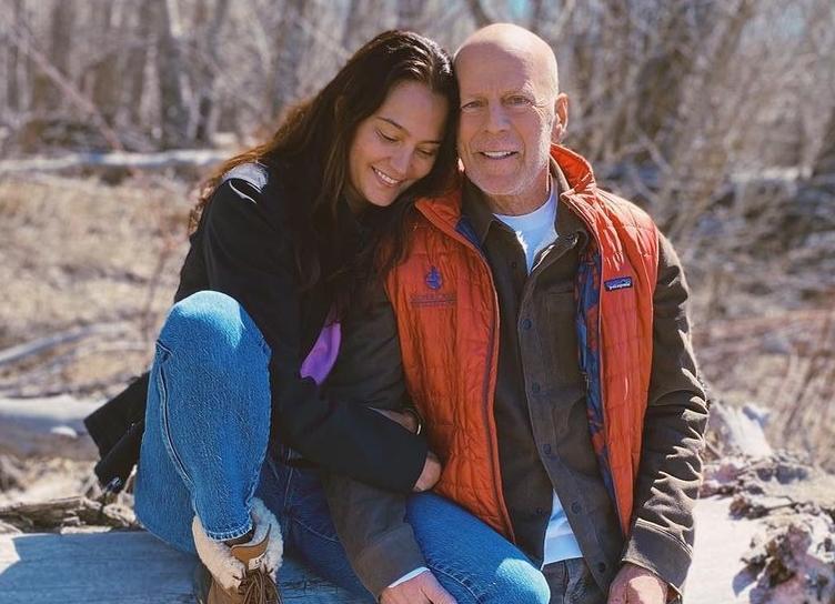 В сети появились первые фото Брюса Уиллиса с женой после объявления о болезни
