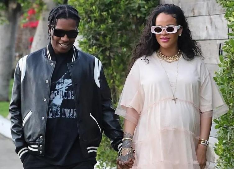 Беременная Рианна и A$AP Rocky прилетели на Барбадос на фоне слухов о расставании