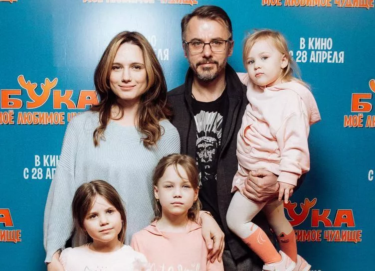 Игорь Петренко впервые за долгое время вышел в свет с женой и тремя дочерьми
