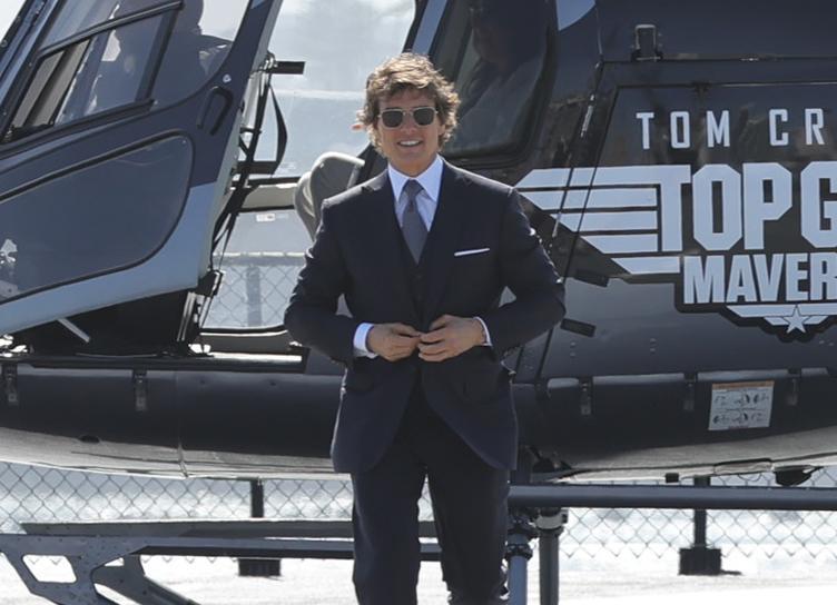 Том Круз прилетел на вертолете на премьеру фильма "Топ Ган: Мэверик": видео дня